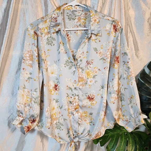 Cloud Chaser Tops - Pre-owned Cloud Chaser size Large Women's Dove Gray & Floral Satin Tie Front Top